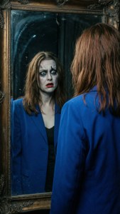 Una escena surrealista de espejo con el reflejo de Veronica distorsionado y oscuro.