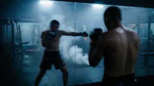 Bayangan MMA artistik di cermin berkabut dengan eksposur ganda