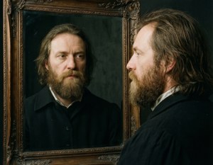 Kreativ komposition som visar motivet både direkt och i spegelreflektion
