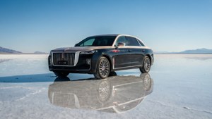 Hongqi L5 riflesso perfettamente su una piana salata sotto un cielo azzurro limpido.