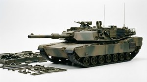 Fotografi produk dari kit model Italeri Leopard 2A4 dengan bagian-bagian di atas putih.