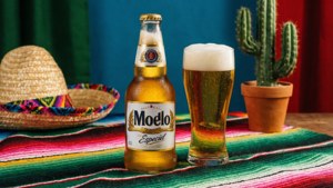 En Modelo-flaska med mexikanska dekorationer för Cinco de Mayo.