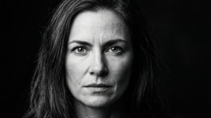 Et slående sort-hvid portræt af Lucy Pinder med intens blik.