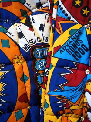 Jaqueta acolchoada colorida com motivos de cassino e texto de bônus. — Moschino Papéis de Parede