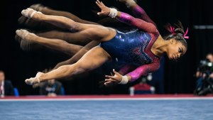 Monivalotus Simone Bilesistä tekemässä volttia, joka näyttää liikesarjan.