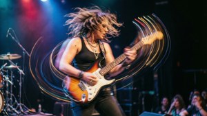 Abstrakt rörelseoskärpa av Nita Strauss som snurrar på scenen.