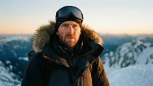 Florentin Lauter tutkimusmatkailijana lumisella vuorenhuipulla auringonlaskun aikaan.