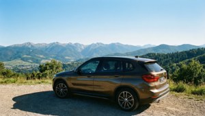 BMW X1 bij schilderachtig berguitzicht, panoramisch uitzicht
