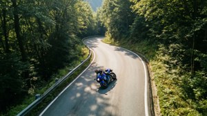 Luftaufnahme von oben auf Suzuki Hayabusa auf Bergstraßenkurve