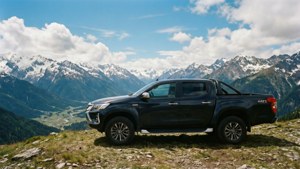 Mitsubishi Triton di puncak gunung dengan pemandangan lembah yang panoramik