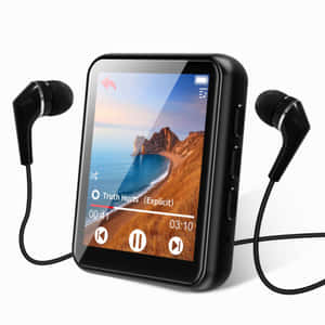 Reproductor de MP3 negro con auriculares reproduciendo Truth Hurts contra un fondo de atardecer en la playa. — Imágenes de Auriculares Imágenes