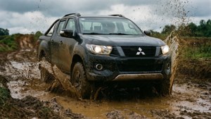 Mitsubishi Triton menerjang lumpur dengan efek cipratan dinamis