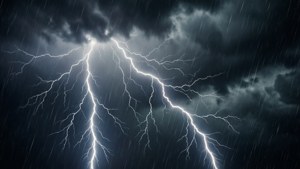 Molti fulmini neri in un cielo tempestoso, creando un'atmosfera minacciosa e intensa.
