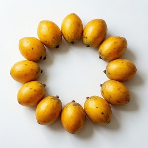 Disposition minimaliste de fruits de nance en cercle sur fond blanc.
