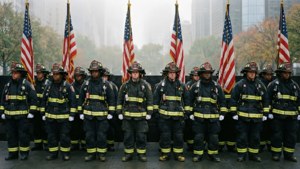 NYFD-brandmænd ved 9/11-mindesmærket i Lower Manhattan-tåge.