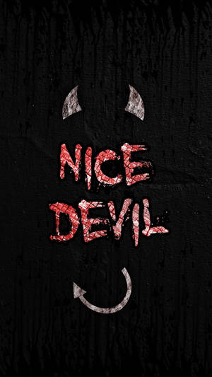 Testo rosso screpolato che dice nice devil con corna e sorriso argentati su sfondo nero.