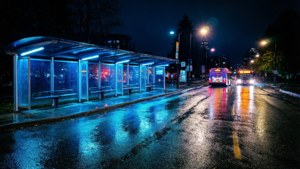 UBC busløjfe om natten med refleksioner efter regn