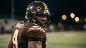 Antonio Callaway regardant par-dessus son épaule la nuit