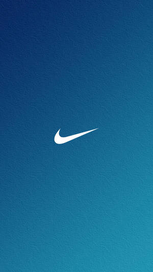 Hvid Nike-swoosh-logo på struktureret blå gradientbaggrund. — Easy Wallpapers