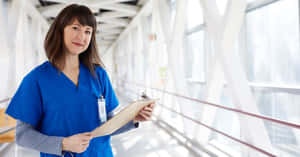 Krankenschwester in blauer Kleidung hält Klemmbrett im Krankenhausflur — Nursery Wallpaper