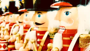 Festliche Nussknacker-Soldaten in roten Uniformen mit weißen Bärten und blauen Augen. — Nutcracker Wallpaper