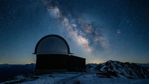 Big Dipper lumisen vuorenhuippuobservatorion yllä kylmänä talviyönä