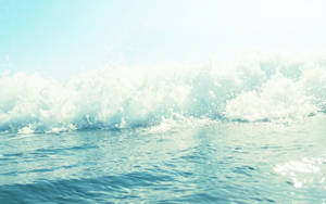 Onda do oceano quebrando com espuma branca contra água calma azul sob sol forte. — Ocean Desktop Papéis de Parede