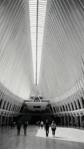 Svartvit minimalistisk interiör av Oculus vid World Trade Center