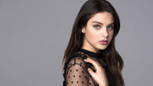 Ung kvinna med blå ögon i svart prickig mesh-topp poserar i studion — Odeya Rush Bilder