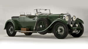 Carro esportivo conversível verde vintage com detalhes cromados e rodas de arame. — Velho Bentley Foto Papéis de Parede