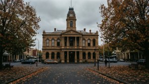 Scena autunnale malinconica del municipio storico di Geelong.