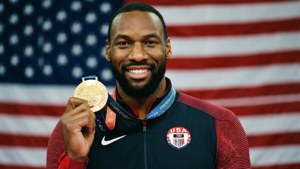 Carmelo Anthony avec médaille d'or dans le maillot des USA