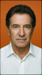 Elias Koteas in een minimalistische oranje studio.