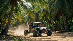 Sebuah buggy pantai melaju cepat melewati rumpun pohon palem dekat pantai.