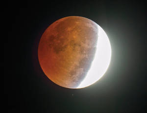 Blood moon during lunar eclipse with half illuminated by sunlight. — Lunar Eclipse Picture