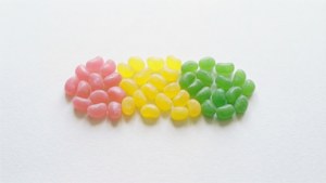 Minimalistinen asetelma pastellisävyisistä Android-hyytelöpavuista värigradientissa.