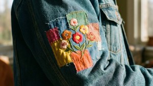 Retro denimjakkeerme med fargerike lapper og broderi