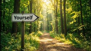 En skogssti med et skilt som peker mot 'Deg selv' inspirerer til en reise av selvgjenkjennelse.