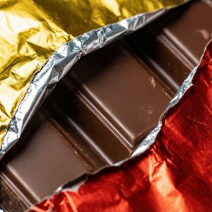 Makro nærbillede af peelende chokoladeindpakning, levende og detaljeret.