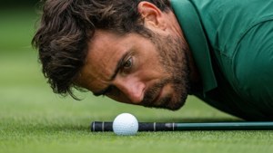 Francesco Molinari fokuserar på en avgörande putt