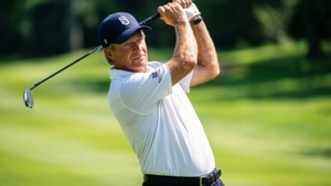 Justin Leonard udfører et kraftfuldt golfsving på en solrig bane.