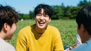 Kim Bum hat ein fröhliches Picknick mit Freunden in einem sonnigen Park.
