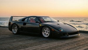 Liberty Walk Ferrari F40 di dermaga saat matahari terbenam menghadap lautan.