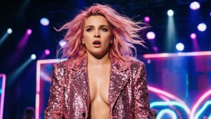 Halsey met roze haar in een levendig popconcert