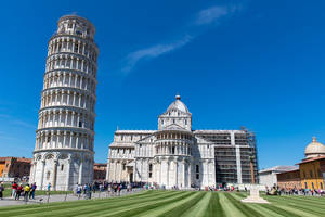 Torre Inclinada de Pisa e catedral com turistas no gramado verde sob céu azul — Toscana Papéis de Parede