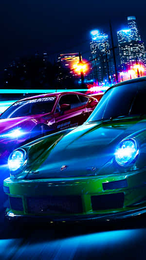 Två glödande sportbilar susar genom en neonupplyst stad på natten. — Pixel 3 Need For Speed Heat Bakgrunder