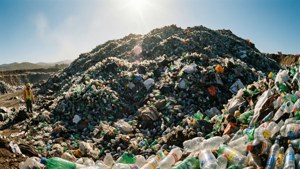 Une scène de décharge écrasante entassée de déchets plastiques sous une lumière solaire éclatante