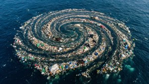 Ilmakuva Great Pacific Garbage Patchista pyörteilemässä syvänsinisessä valtameressä
