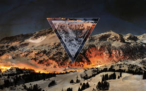 Montanhas nevadas à noite com um portal triangular brilhante mostrando uma cena ardente. — Polygon Art Papéis de Parede