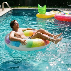 Détente ludique flottant sur une bouée gonflable dans une piscine.